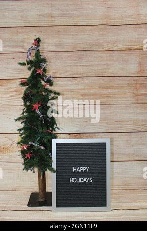 Frohe Feiertage mit Weihnachtsbaum. Stockfoto