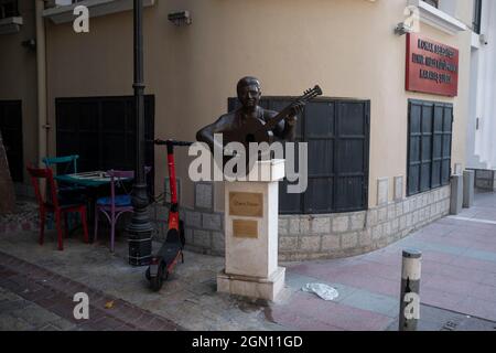 Izmir, Izmir, Türkei. September 2021. Statue des Schauspielers Dario Moreno. Dario Moreno wurde am 3. April 1921 in Izmir, Osmanisches Reich, als David Arugete geboren. Er ist bekannt für seine Arbeit über die Löhne der Angst (1953), Kommissar X - drei grune Hunde (1967) und Le feu aux poudres (1957). Er starb am 1. Dezember 1968 in Istanbul, Türkei. (Bild: © Uygar Ozel/ZUMA Press Wire) Stockfoto