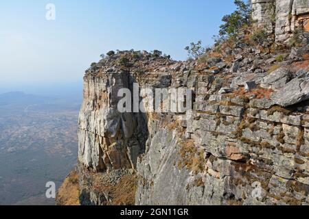 Angola; Provinz Namibe; an der Grenze zur Provinz Huila; Serra da Leba; steile Felswand der Tundavala-Schlucht; Blick auf die Ebene dahinter Stockfoto