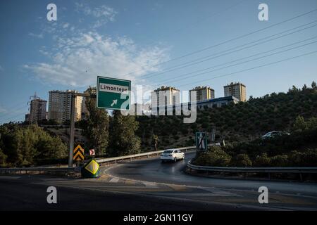 Izmir, Izmir, Türkei. September 2021. Verkehr in Izmir-Türkei im Herbst. (Bild: © Uygar Ozel/ZUMA Press Wire) Stockfoto