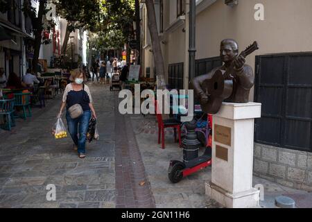 Izmir, Izmir, Türkei. September 2021. Statue des Schauspielers Dario Moreno. Dario Moreno wurde am 3. April 1921 in Izmir, Osmanisches Reich, als David Arugete geboren. Er ist bekannt für seine Arbeit über die Löhne der Angst (1953), Kommissar X - drei grune Hunde (1967) und Le feu aux poudres (1957). Er starb am 1. Dezember 1968 in Istanbul, Türkei. (Bild: © Uygar Ozel/ZUMA Press Wire) Stockfoto