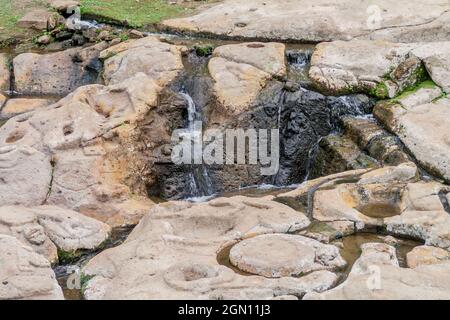 Alte Flussbettschnitzungen genannt Fuente de Lavapatas im archäologischen Park in San Agustin, Kolumbien Stockfoto