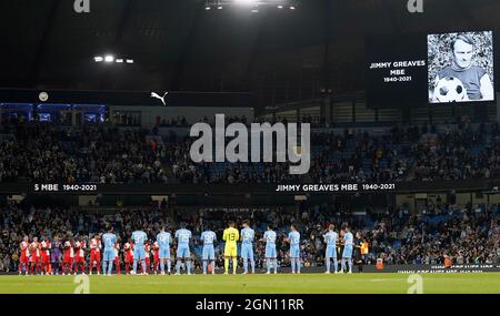 Manchester, Großbritannien. September 2021. Manchester City und Wycombe Wanderers mit einer Minute Applaus für Jimmy Greaves, der am Sonntag während des Carabao Cup-Spiels im Etihad Stadium in Manchester starb. Bildnachweis sollte lauten: Andrew Yates/Sportimage Kredit: Sportimage/Alamy Live News Stockfoto