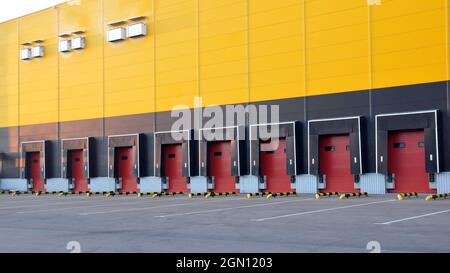 Ladebereich mit Rollladeneingängen eines großen Verteilerlagers. Stockfoto