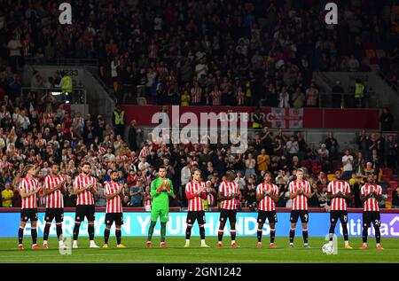 Brentford-Spieler klatschen während einer Minute Applaus für den verstorbenen Jimmy Greaves vor dem dritten Spiel des Carabao Cup im Brentford Community Stadium, London. Bilddatum: Dienstag, 21. September 2021. Stockfoto