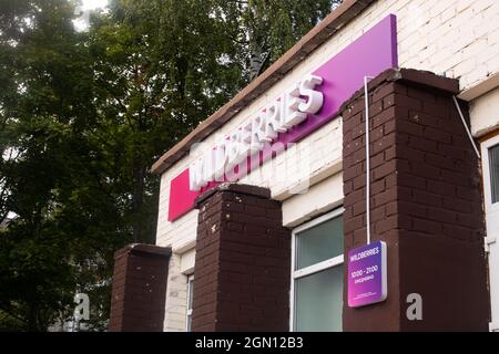 WEISSRUSSLAND, NOVOPOLOTSK - 26. AUGUST 2021: Waldbeeren Büro Zeichen aus nächster Nähe Stockfoto