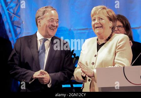 Stralsund, Deutschland. September 2021. Armin Laschet (CDU) (l-r), CDU/CSU-Kanzlerkandidat, und Angela Merkel (CDU), deutsche Kanzlerin, bei einem gemeinsamen Wahlkampfauftritt in der Hansestadt. Quelle: Bernd Wüstneck/dpa-Zentralbild/dpa/Alamy Live News Stockfoto