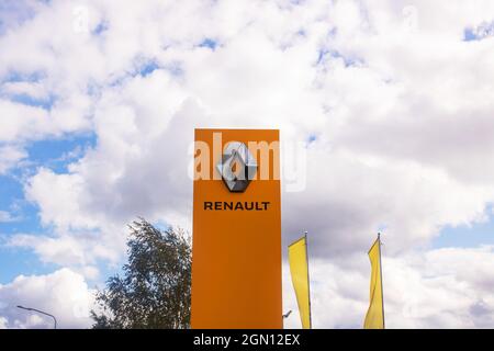 WEISSRUSSLAND, NOVOPOLOTSK - 26. AUGUST 2021: Renault Autohaus Zeichen aus nächster Nähe Stockfoto