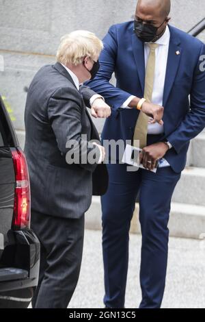 Chevy Chase, Usa. September 2021. Premierminister Boris Johnson (L) trifft am Dienstag, dem 21. September 2021, in Chevy Chase, DC, im Eisenhower Executive Office Building ein, um mit Vizepräsident Kamala Harris zu treffen. Pool Foto von Oliver Contreras/UPI Kredit: UPI/Alamy Live News Stockfoto