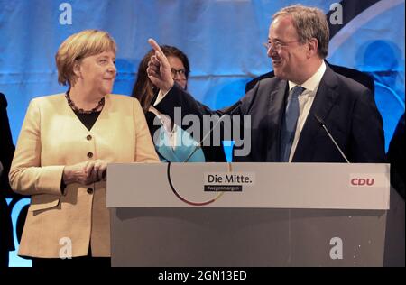 Stralsund, Deutschland. September 2021. Bundeskanzlerin Angela Merkel (CDU) (l-r) und Kanzlerin Armin Laschet (CDU), CDU/CSU-Kanzlerin, bei einem gemeinsamen Wahlkampfauftritt in der Hansestadt. Quelle: Bernd Wüstneck/dpa-Zentralbild/dpa/Alamy Live News Stockfoto