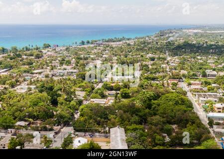 Luftaufnahme der Stadt Boca Chica in der Dominikanischen Republik Stockfoto