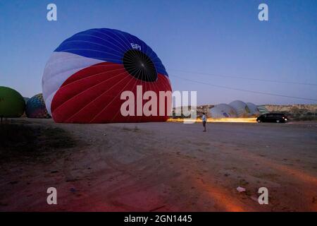 Kappadokien, Türkei - 14. September 2021: Luftballons mit Heißluft werden nachts mit Heliumgas gefüllt, Vorbereitung eines Fluges in Goreme National pa Stockfoto