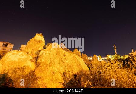 Astro-Fotografie von Felsformationen gegen den Sternenhimmel in der Nacht in kappadokien, Türkei Stockfoto