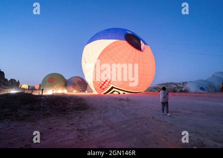 Kappadokien, Türkei - 14. September 2021: Luftballons mit Heißluft werden nachts mit Heliumgas gefüllt, Vorbereitung eines Fluges in Goreme National pa Stockfoto