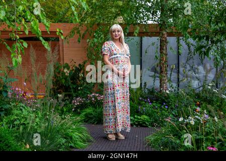 Helen George, Star von „Call the Midwife“ bei der RHS Chelsea Flower Show Stockfoto