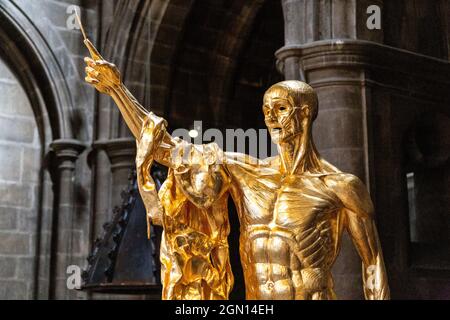 „Exquisite Pain“-Goldskulptur von Damien Hirst, die St. Bartholomäus in der St. Bartholomäus the Great Church in Farringdon, London, Großbritannien, zeigt Stockfoto