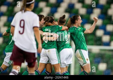 Sarah McFadden (rechts) aus Nordirland feiert mit der Faust, nachdem Louise McDaniel beim Qualifikationsspiel der FIFA-Frauen-Weltmeisterschaft im Windsor Park, Belfast, einen Treffer erzielte. Bilddatum: Dienstag, 21. September 2021. Stockfoto