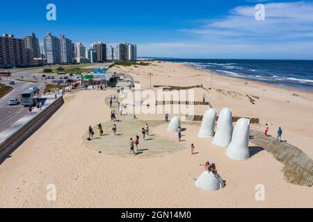 Luftaufnahme der Besucher an der Skulptur La Mano (die Hand) des chilenischen Künstlers Mario Irarrázaba am Strand, Punta del Este, Maldonado Department, Uru Stockfoto