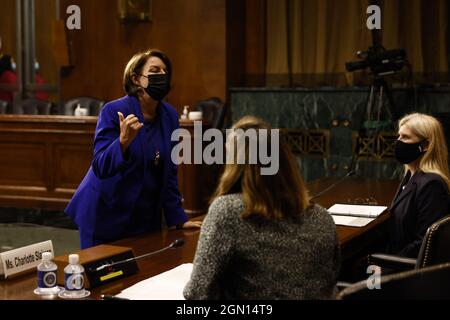 Washington, Usa. September 2021. Senatorin Amy Klobuchar, Demokratin aus Minnesota und Vorsitzende des Senats-Rechtsunterausschusses für Wettbewerbspolitik, Kartellrecht und Verbraucherrechte, begrüßt Zeugen während einer Anhörung in Washington, DC, USA, am Dienstag, den 21. September, 2021. Die Anhörung trägt den Titel „Big Data, Big Questions: Implications for Competition and Consumers. Pool Foto von Ting Shen/UPI Kredit: UPI/Alamy Live News Stockfoto