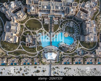 Luftaufnahme von Saadiyat Rotana Resort & Villas mit Strand, Saadiyat Island, Abu Dhabi, Vereinigte Arabische Emirate, Mittlerer Osten Stockfoto