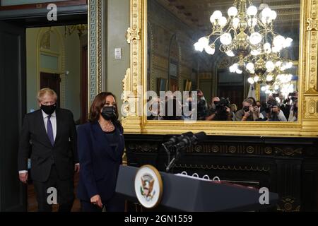 Premierminister Boris Johnson und US-Vizepräsidentin Kamala Harris im Zeremonialbüro der Vizepräsidenten des Eisenhower Exekutivbüros, neben dem Weißen Haus, in Washington, DC, während seines Besuchs in den Vereinigten Staaten für die Generalversammlung der Vereinten Nationen. Bilddatum: Dienstag, 21. September 2021. Stockfoto