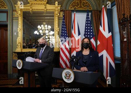 Premierminister Boris Johnson und US-Vizepräsidentin Kamala Harris im Zeremonialbüro der Vizepräsidenten des Eisenhower Exekutivbüros, neben dem Weißen Haus, in Washington, DC, während seines Besuchs in den Vereinigten Staaten für die Generalversammlung der Vereinten Nationen. Bilddatum: Dienstag, 21. September 2021. Stockfoto