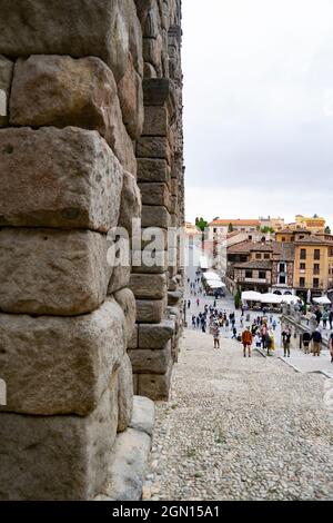 SEGOVIA SPANIEN - 21. SEPTEMBER 2021. Aquädukt von Segovia. Altes römisches Aquädukt an der Plaza del Azoguejo und alte Baustädte in Segovia. Stockfoto