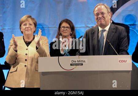 Stralsund, Deutschland. September 2021. Armin Laschet (CDU) (l-r), CDU/CSU-Kanzlerkandidat, und Angela Merkel (CDU), deutsche Kanzlerin, bei einem gemeinsamen Wahlkampfauftritt in der Hansestadt. Quelle: Bernd Wüstneck/dpa-Zentralbild/dpa/Alamy Live News Stockfoto