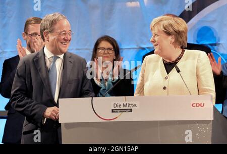 Stralsund, Deutschland. September 2021. Armin Laschet (CDU) (l-r), CDU/CSU-Kanzlerkandidat, und Angela Merkel (CDU), deutsche Kanzlerin, bei einem gemeinsamen Wahlkampfauftritt in der Hansestadt. Quelle: Bernd Wüstneck/dpa-Zentralbild/dpa/Alamy Live News Stockfoto