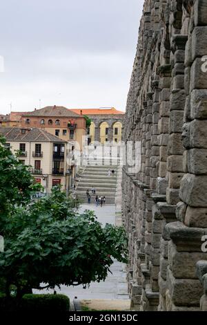 SEGOVIA SPANIEN - 21. SEPTEMBER 2021. Aquädukt von Segovia. Altes römisches Aquädukt an der Plaza del Azoguejo und alte Baustädte in Segovia. Stockfoto