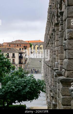 SEGOVIA SPANIEN - 21. SEPTEMBER 2021. Aquädukt von Segovia. Altes römisches Aquädukt an der Plaza del Azoguejo und alte Baustädte in Segovia. Stockfoto