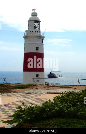 2007 Foto -Wrack des Panama registriert MV NEUE FLAMME liegt halb versenkt vor Europa Point Leuchtturm, Gibraltar -- das panamaische Bulk-Carrier Frachtschiff kollidierte mit dem Heck des Torm Gertrud, ein doppelhulligen dänischen Erdöltanker am 12. August 2007. Sie landete teilweise in der Straße von Gibraltar untergetaucht, brach im Dezember 2007 in zwei Teile und konnte nicht mehr geborgen werden. Die Ladung wurde geborgen und das Heck für Schrott entfernt. Der Hauptmann wurde verhaftet, weil er ohne Erlaubnis abreisen musste. Es wurde im Jahr 1994 gebaut und wurde ursprünglich Skaustrand genannt. Stockfoto