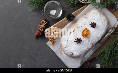 Weihnachten leckerer Stollen mit trockenen Früchten, Beeren und Nüssen auf Holzbrett. Traditionelle deutsche Leckereien. Stockfoto