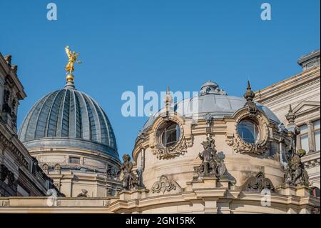 Skyline historischer Gebäude an der Brühlsche Terrasse in Dresden, Sachsen, Deutschland Stockfoto