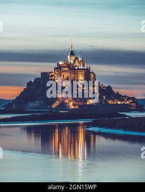 Abendansicht der felsigen Insel Mont Saint Michel mit dem gleichnamigen Kloster, Normandie, Frankreich. Stockfoto