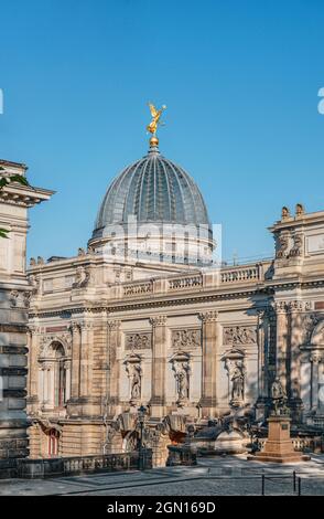 Gebäude der Akademie der bildenden Künste an der Brühlschen Terrasse in Dresden, Sachsen, Deutschland Stockfoto