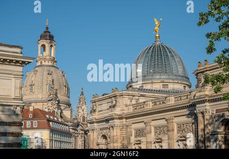 Skyline historischer Gebäude an der Brühlsche Terrasse in Dresden, Sachsen, Deutschland Stockfoto
