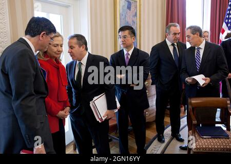 Stabschef Jack Lew spricht mit Außenministerin Hillary Rodham Clinton und dem Direktor des Nationalen Wirtschaftsrats Gene Sperling, während Präsident Barack Obama am 14. Februar 2012 im Oval Office ein bilaterales Treffen mit Vizepräsident Xi Jinping von der Volksrepublik China abhält. Hinter ihnen von links: US-Botschafter in China Gary Locke, Kurt Campbell, stellvertretender Staatssekretär für ostasiatische und pazifische Angelegenheiten, Mike Froman, stellvertretender nationaler Sicherheitsberater für internationale Wirtschaft, und Lael Brainard, Unterstaatssekretär des Finanzministeriums für internationale Angelegenheiten. (Offizieller White Hous Stockfoto