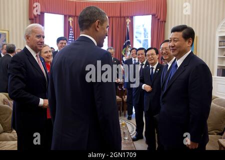 Präsident Barack Obama und Vizepräsident Joe Biden sprechen im Anschluss an ihr bilaterales Treffen im Oval Office am 14. Februar 2012 mit Vizepräsident Xi Jinping von der Volksrepublik China und Mitgliedern der chinesischen Delegation. (Offizielles Foto des Weißen Hauses von Pete Souza) Dieses offizielle Foto des Weißen Hauses wird nur zur Veröffentlichung durch Nachrichtenorganisationen und/oder zum persönlichen Druck durch die Betreffzeile(en) des Fotos zur Verfügung gestellt. Das Foto darf in keiner Weise manipuliert werden und darf nicht in kommerziellen oder politischen Materialien, Werbung, E-Mails, Produkten oder Werbeaktionen verwendet werden Stockfoto