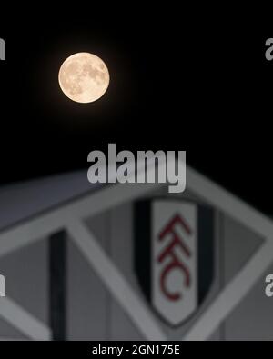 LONDON, GROSSBRITANNIEN. 21. SEPTEMBER: Vollmond wird während des Carabao Cup-Spiels zwischen Fulham und Leeds United am Dienstag, dem 21. September 2021, im Craven Cottage, London, gesehen. (Kredit: Juan Gasparini | MI Nachrichten) Kredit: MI Nachrichten & Sport /Alamy Live Nachrichten Stockfoto