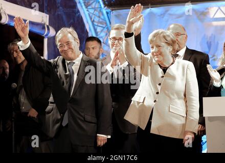 Stralsund, Deutschland. September 2021. Armin Laschet (CDU) (l-r), CDU/CSU-Kanzlerkandidat, und Angela Merkel (CDU), deutsche Kanzlerin, bei einem gemeinsamen Wahlkampfauftritt in der Hansestadt. Quelle: Bernd Wüstneck/dpa-Zentralbild/dpa/Alamy Live News Stockfoto