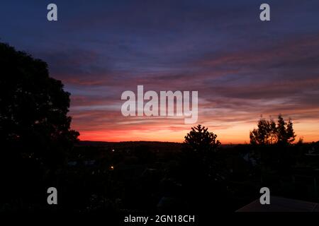 Ein dramatischer Sonnenuntergang über der Horbury Bridge von Wakefield, West Yorkshire, aus gesehen. Stockfoto