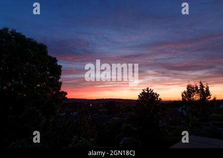 Ein dramatischer Sonnenuntergang über der Horbury Bridge von Wakefield, West Yorkshire, aus gesehen. Stockfoto