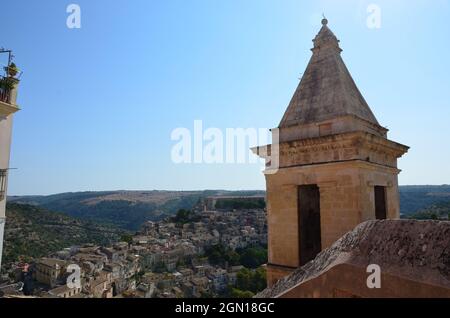 Einige Fotos der schönen Stadt Ragusa Ibla, in Sizilien, während einer sonnigen Sommerreise gemacht. Stockfoto