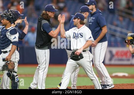 St. Petersburg, Florida. USA; Tampa Bay Rays Verletzten Pitcher Tyler Glassnow (20) gratuliert dem Relief Pitcher Dietrich Enns (75) zum Auftreffen auf Toronto B Stockfoto