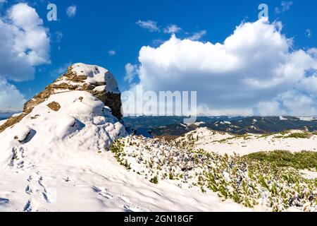 Landschaften der Karpaten, bedeckt mit großen Steinabsprüngen in der Ukraine, in der Nähe des Dorfes Dzembronya Stockfoto