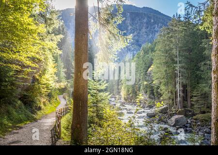 Wanderweg auf der Ötztaler Ache in Ötztal, Oetz, Tirol, Österreich Stockfoto