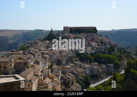 Einige Fotos der schönen Stadt Ragusa Ibla, in Sizilien, während einer sonnigen Sommerreise gemacht. Stockfoto