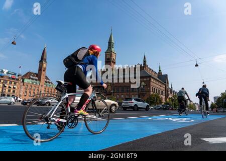 Radfahrer auf Radwegen, Radhuspladsen, Rathausplatz, in der Innenstadt von Kopenhagen, gilt als die Radfahrhauptstadt der Welt, 45% der Einwohner tra Stockfoto