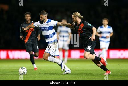 Charlie Austin von Queens Park Rangers hält Evertons Tom Davies während des dritten Spiels des Carabao Cup im Kiyan Prince Foundation Stadium, London, aus. Bilddatum: Dienstag, 21. September 2021. Stockfoto